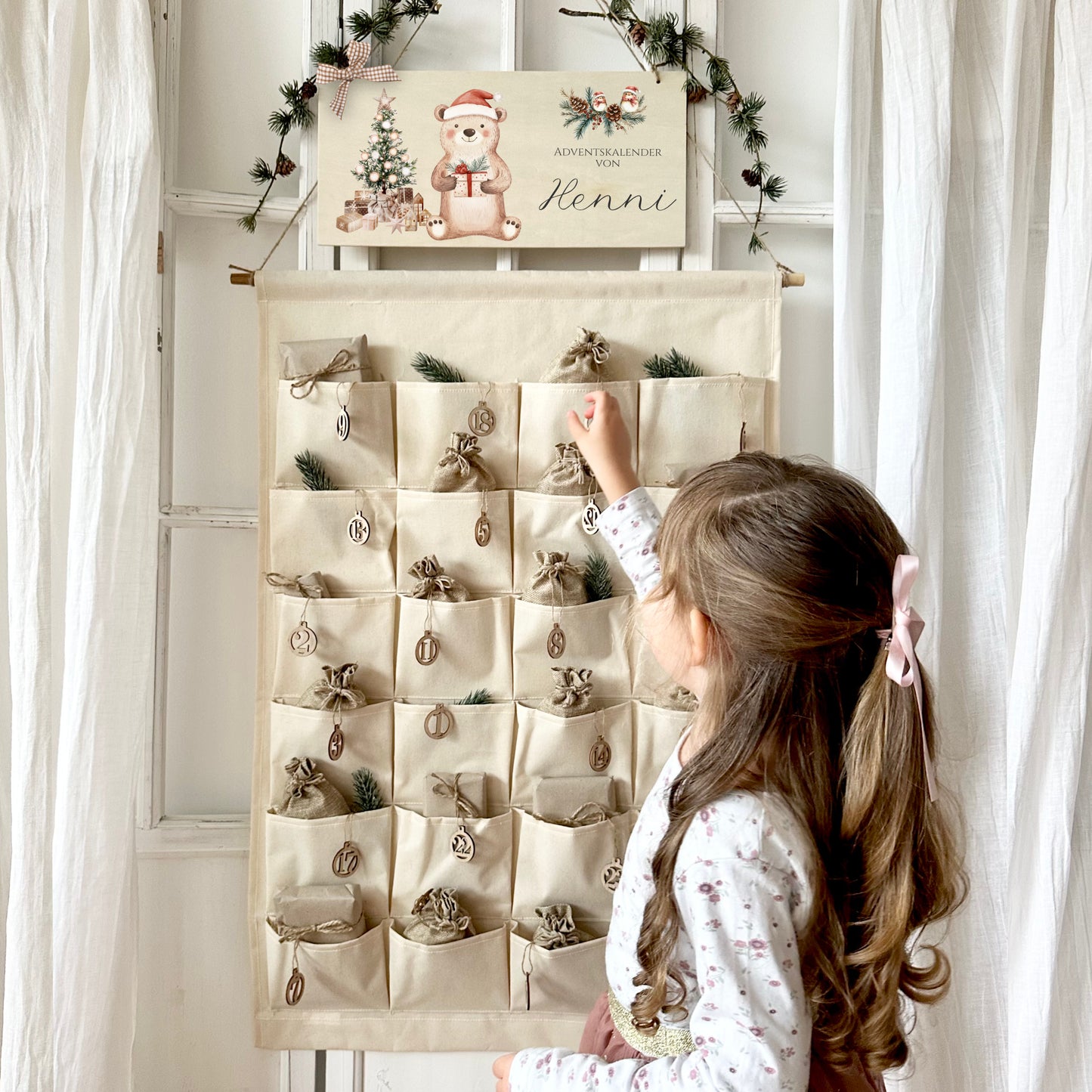 Personalisierter Kinder Adventskalender "Bär" mit Namen Holzschild Zahlen & Jutesäckchen  Adventskalender aus Stoff Befüllen Mädchen Jungen