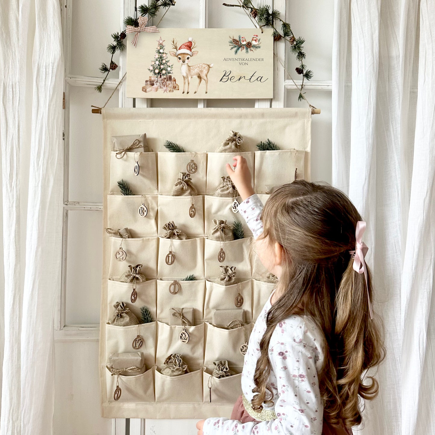 Adventskalender mit Namen aus Stoff mit Reh Motiv Holzschild Zahlen & Jutesäckchen personalisierter Kinder Adventskalender Mädchen Jungen